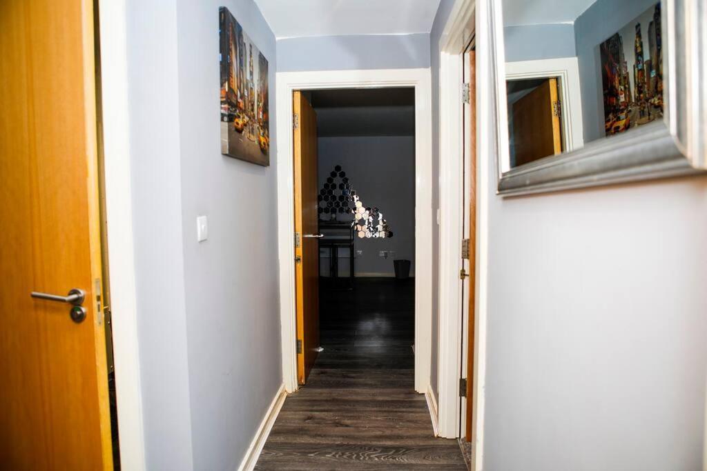 Stylish Two-Bedroom Salford Quays Apartment Manchester Exterior photo