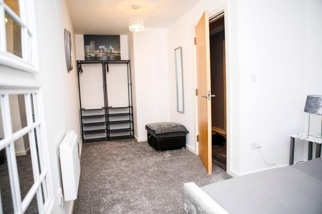 Stylish Two-Bedroom Salford Quays Apartment Manchester Exterior photo