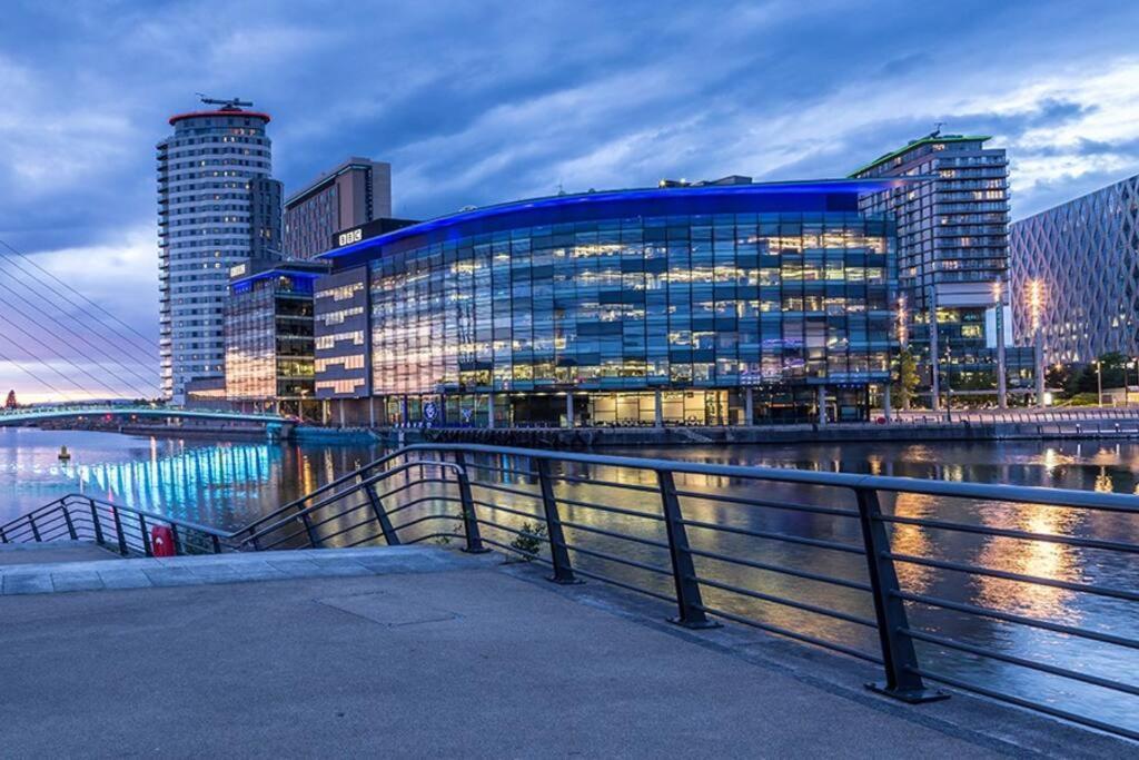 Stylish Two-Bedroom Salford Quays Apartment Manchester Exterior photo