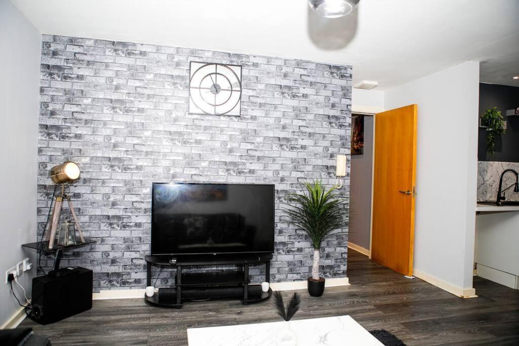 Stylish Two-Bedroom Salford Quays Apartment Manchester Exterior photo